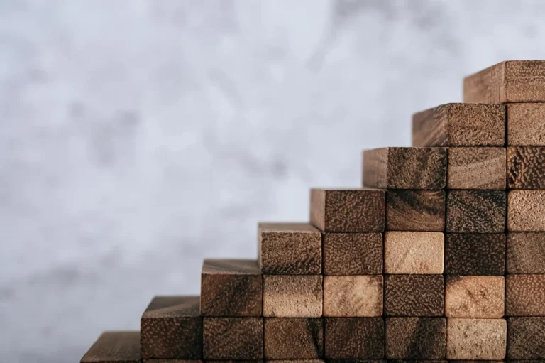 Gestapelte Holzwürfel als Symbol für nachhaltiges Holz Investment und wachsendes Anlagepotenzial.